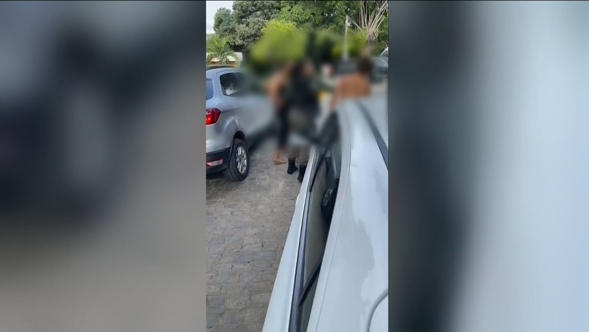 Vídeo: Policial militar dá tapa em mulher presa por espancar a própria filha